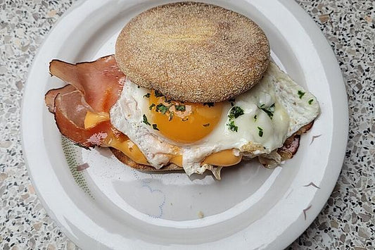 Frühstücksburger mit Ei und Bacon